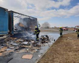 V průmyslové zóně Holešov hořel náklad kartonů na nákladním automobilu