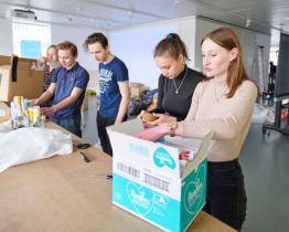 Překládání, hlídání dětí nebo malování bytů. Ukrajinským uprchlíkům pomáhá na 300 studentů z Baťovy univerzity