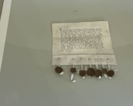 První písemnou zmínku o městě vystavili na zámku