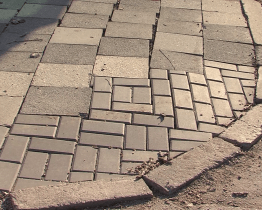 Ve výčtu investičních akcí nechybí ani opravy chodníků a komunikací 