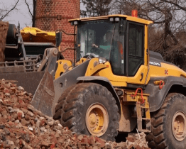 Demolice mlékárny pokračuje