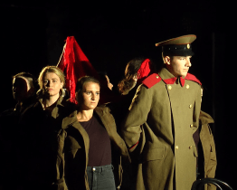 Začali zkoušet hru o válce. Ta nakonec opravdu vypukla