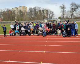 Běžci v Otrokovicích odběhli přes tři tisíce kol. Výtěžek šel na obnovu chaty Tesák 