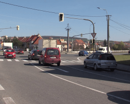 Oprava povrchu zkomplikuje průjezd světelnou křižovatkou 
