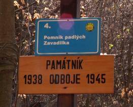 Uctili památku mrtvých partyzánů 