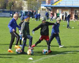 Děti si zahrály fotbal na ligovém stadionu. Zlínská Letná otevřela brány