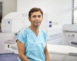 Zlínský oční chirurg Pavel Stodůlka ve Vídni provedl úspěšnou operaci očí průlomovou laserovou metodou