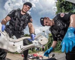 Zraněný muž odmítl pomoc ženy. Policisté jej později našli ležet zkrvaveného na zemi