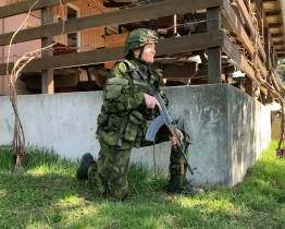 Vojáci se zbraněmi bránili rozvodnu elektřiny