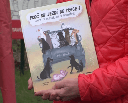 Knížku o psích zaměstnáních pokřtila fenka Kikinka