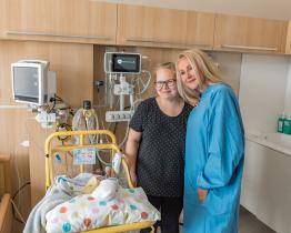 Novorozenecké oddělení obdrželo přístroje za téměř půl milionu. Do nemocnice přijela i Vendula Pizingerová