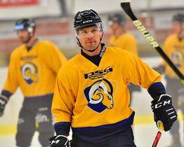 Hokejista Němec se po konci ve Zlíně vrací domů do Vsetína 