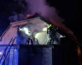 V Rudicích v noci hořela střecha rodinného domu. Uvnitř se nacházeli dva lidé