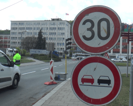 Provoz na nejvytíženější silnici v kraji komplikují opravy