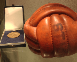 Výstava provádí házenkářským stoletím ve městě a v Československu 