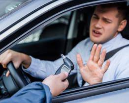 Opili se, sedli za volant a bourali. Teď mohou řidiči strávit až tři roky za mřížemi 