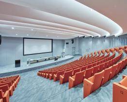 Univerzitní aula od Evy Jiřičné získala na prestižní soutěži Rigips Trophy hned tři ocenění