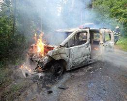 Úterní výjezdy hasičů: záchrana zavaleného muže, požár vozidla a požár modelářské dílny