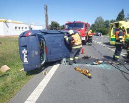 Náročné úterý uherskohradišťských hasičů. Další dopravní nehoda a požár smuteční síně