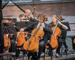 Filharmonie zahrála pod širým nebem slavné melodie rodiny Straussů