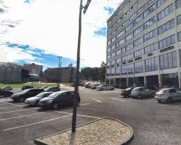 Parkoviště Nad Tržnicí je uzavřeno. Vzniká zde nový závorový systém