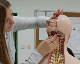 Čtvrťáci z okolních škol bádali v moderních učebnách