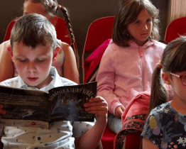 Prvňáčci už jsou pasovaní na čtenáře