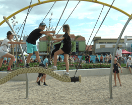 Revitalizovaným Chaloupkám vévodí nové dětské hřiště