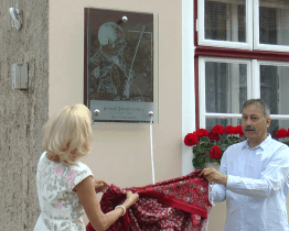 Ve Strážnici odhalili slavnostní desku Slávka Volavého