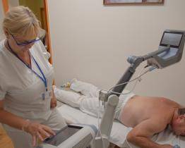 V Baťově nemocnici pomáhá s léčbou postcovidového syndromu vysokovýkonný laser