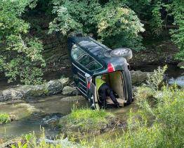 Auto plné uprchlíků skončilo v Bečvě. Po dvou mužích policie pátrá