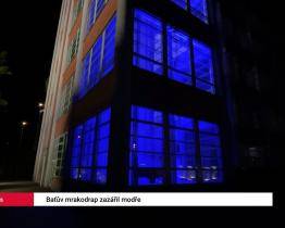 Baťův mrakodrap zářil modře