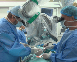 Ortopedi dohánějí plánované operace, které zastavil covid