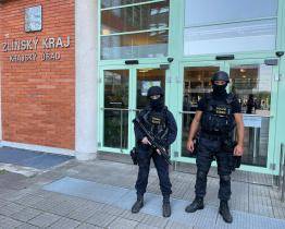 Muž, který v budově krajského úřadu zastřelil svou expřítelkyni, podlehl svým zraněním