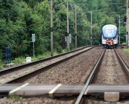 Dvaaosmdesátiletý řidič prorazil závoru a srazil se s vlakem. Je vážně zraněn