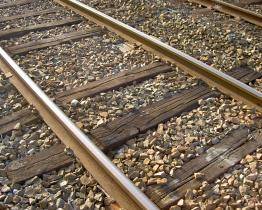 Smrt na železnici. V Prštném přejel vlak muže, který ležel na kolejích