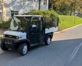 Po areálu Kroměřížské nemocnice se prohání nový elektromobil