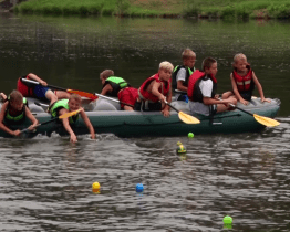 Na raftech lovili míčky z Moravy