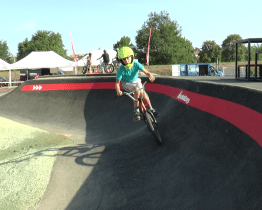 Na otrokovických Trávníkách otevřeli nový pumptrack. Měří téměř 300 metrů