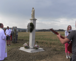 Svěcení nové sochy Panny Marie nad sídlištěm Malé Pole