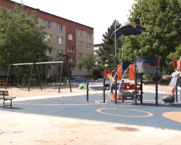 Děti mohou řádit na novém moderním hřišti  