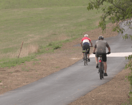 Otevírání nové cyklostezky zkropil déšť