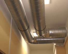 V budově MŠ Decent dokončují instalaci vzduchotechniky