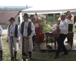 Zpívání na schodech se stalo tradicí