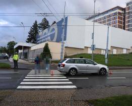 Řidič srazil na Březnické mladíka na přechodu pro chodce. Utrpěl těžké zranění