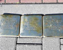 Oběti holocaustu připomíná ve Valašském Meziříčí dalších šest kamenů zmizelých