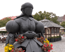 Masarykovo náměstí zdobí nová socha děvčice v kroji