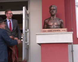 Před slavičínskou sokolovnou odhalili bustu Karla Vystrčila