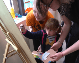 Žáci speciální školy strávili dopoledne malbou 