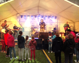 Parkem zněly písně kapely Queen